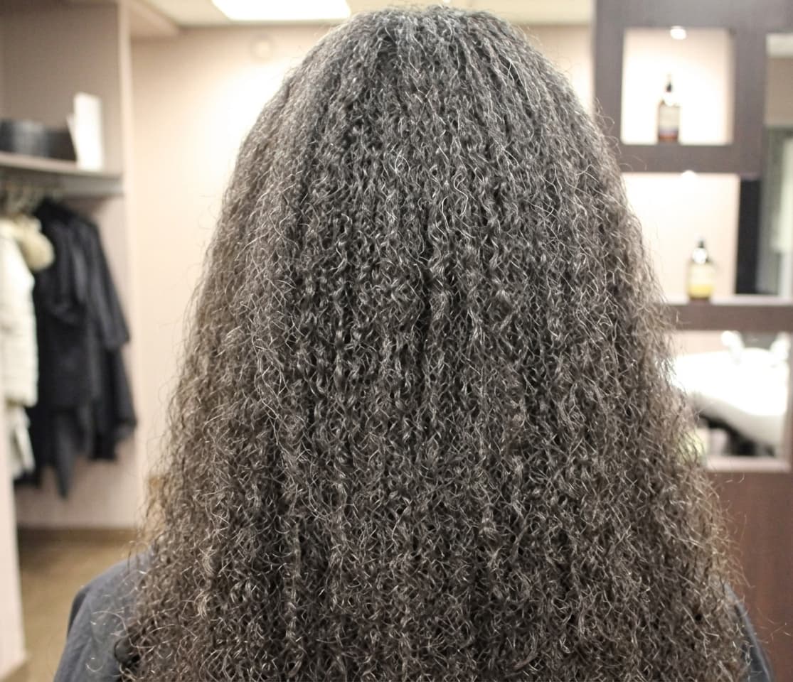 Cheveux longs assouplis après réducteur de volume