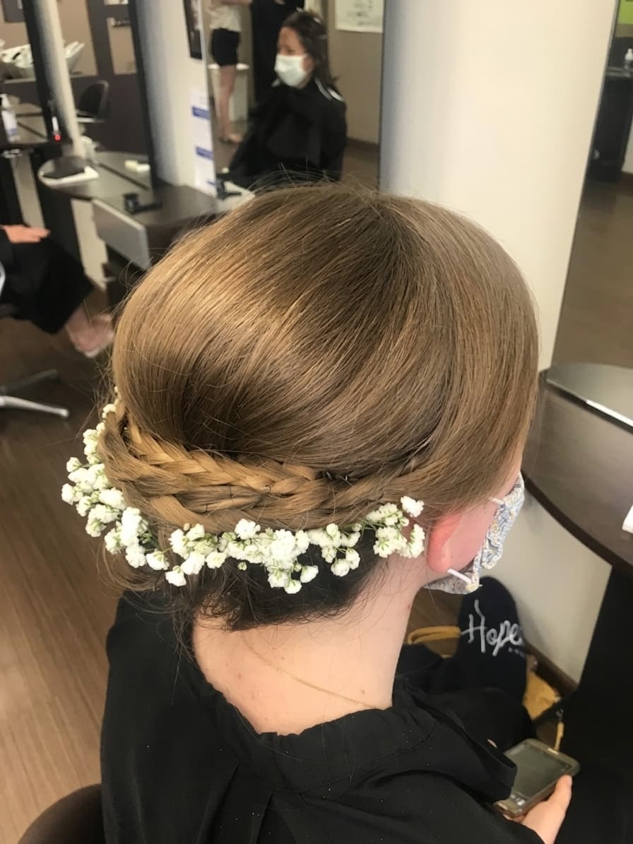 Chignon tressé bas avec gypsophile, vue plongée