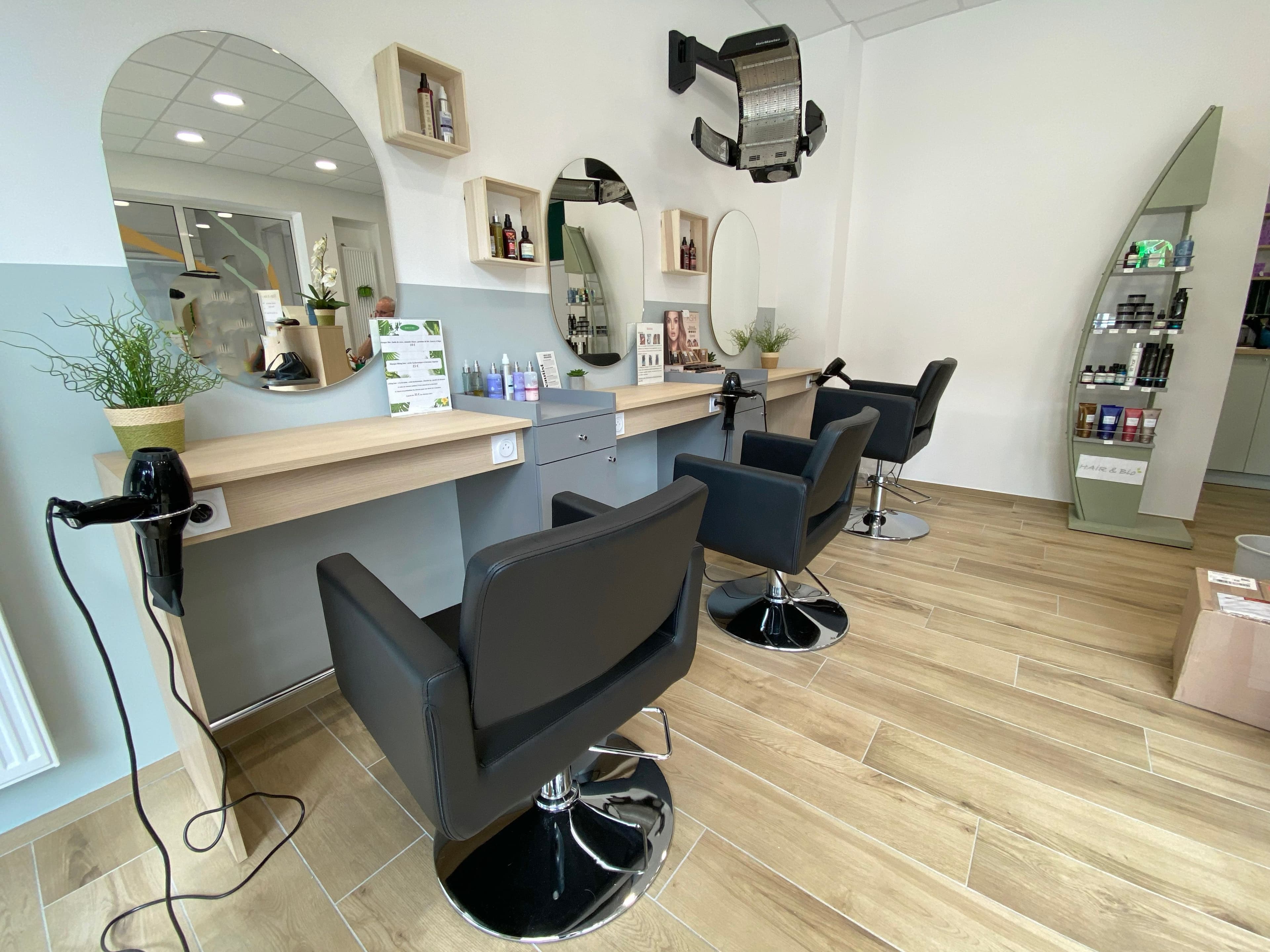 Vue d'ensemble de l'intérieur du salon Hair et Bio