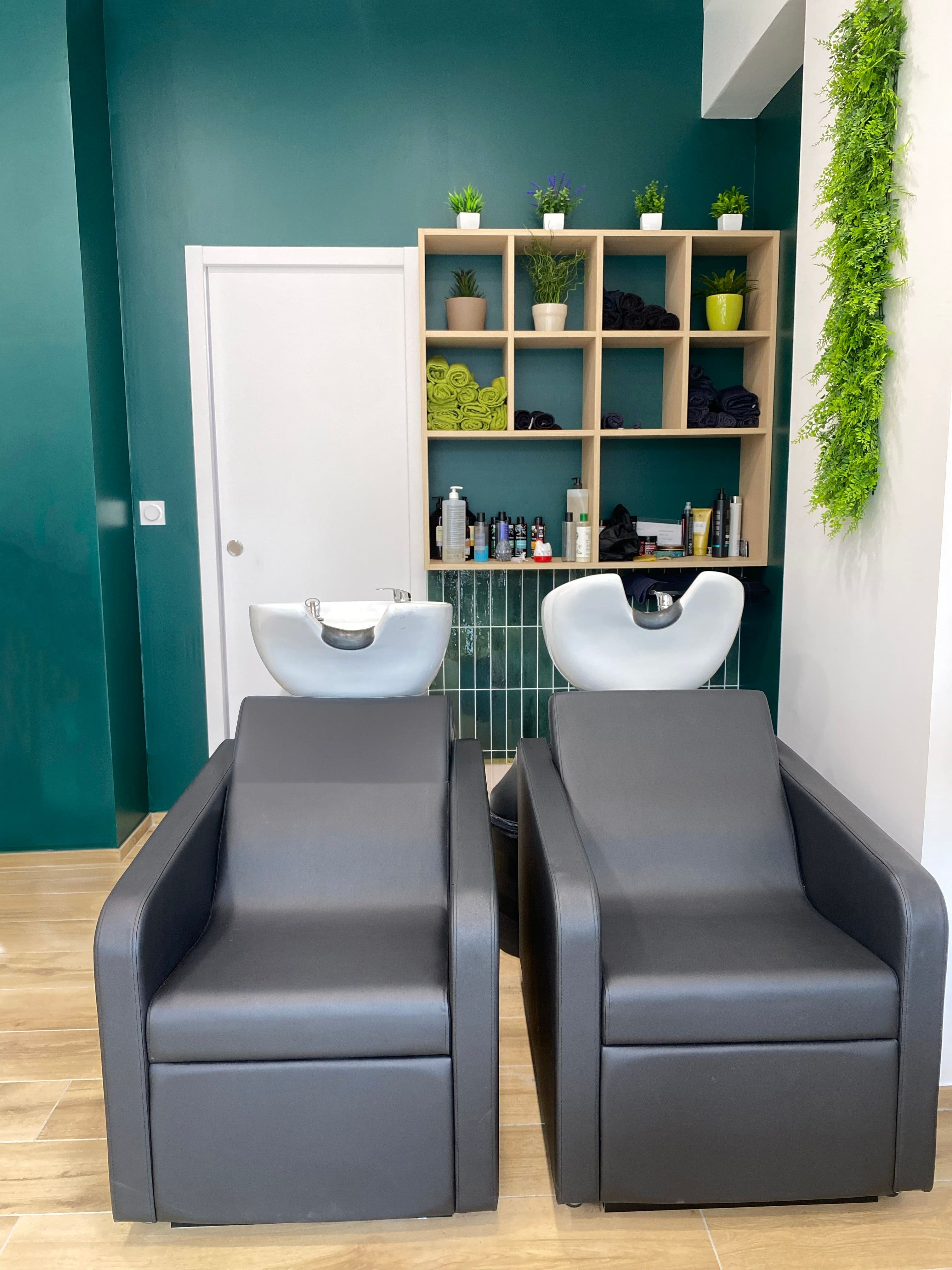 Bacs à shampooing du salon Hair et Bio, espace soin et détente