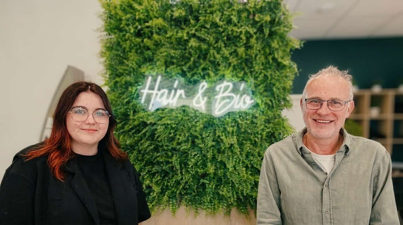 L'équipe du salon Hair et Bio devant le mur végétal et l'enseigne à Vitré